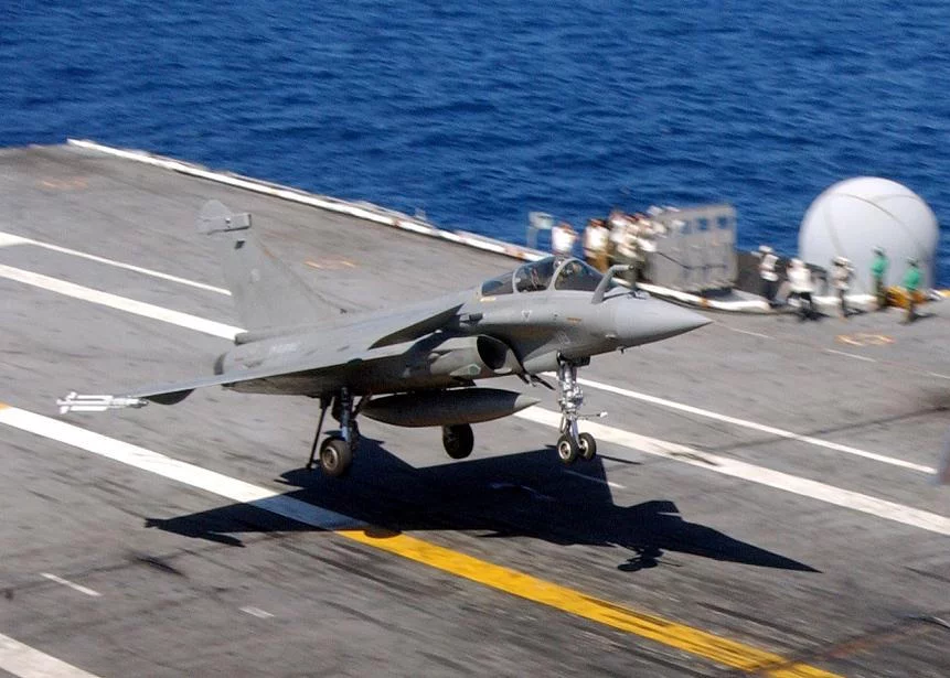 Un Rafale français se pose sur le Theodore Roosevelt
