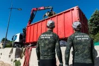 Les plongeurs démineurs surveillent le périmètre de sécurité lors de l'opération de levage de l'embarcation