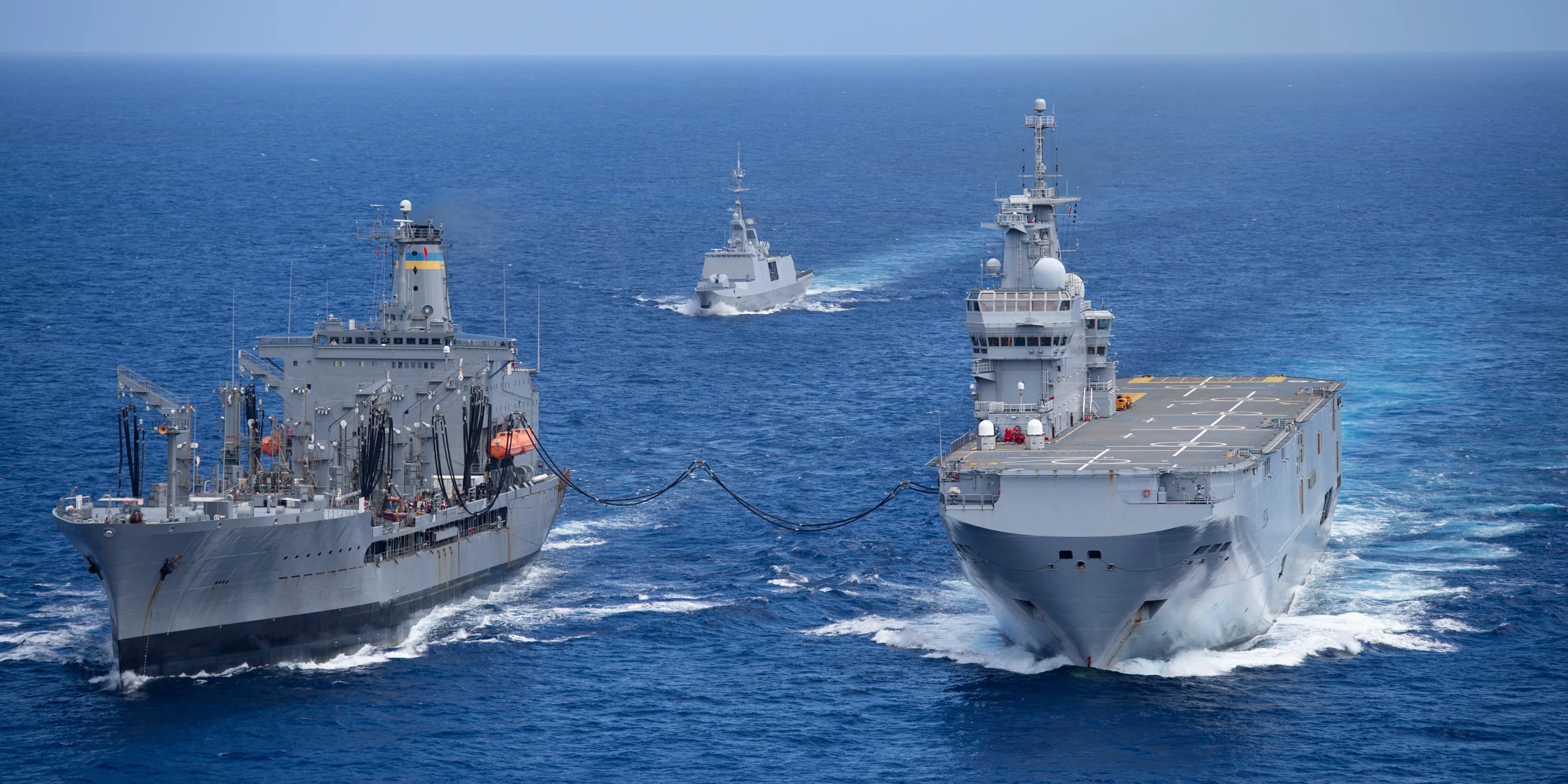 Le porte-hélicoptères Tonnerre se ravitaille auprès du pétrolier américain USNS Big Horn