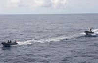 Le 24 mai 2012, après avoir établi le contact avec les forces terrestres, le Commandant l’Herminier, à proximité du port d’Abidjan, a mis en œuvre ses embarcations motorisées rapides afin d’embarquer les soldats en difficulté