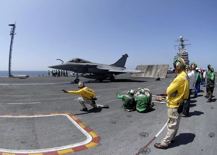 Un Rafale français décolle du Theodore Roosevelt