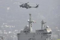 Un hélicoptère survole le Dixmude