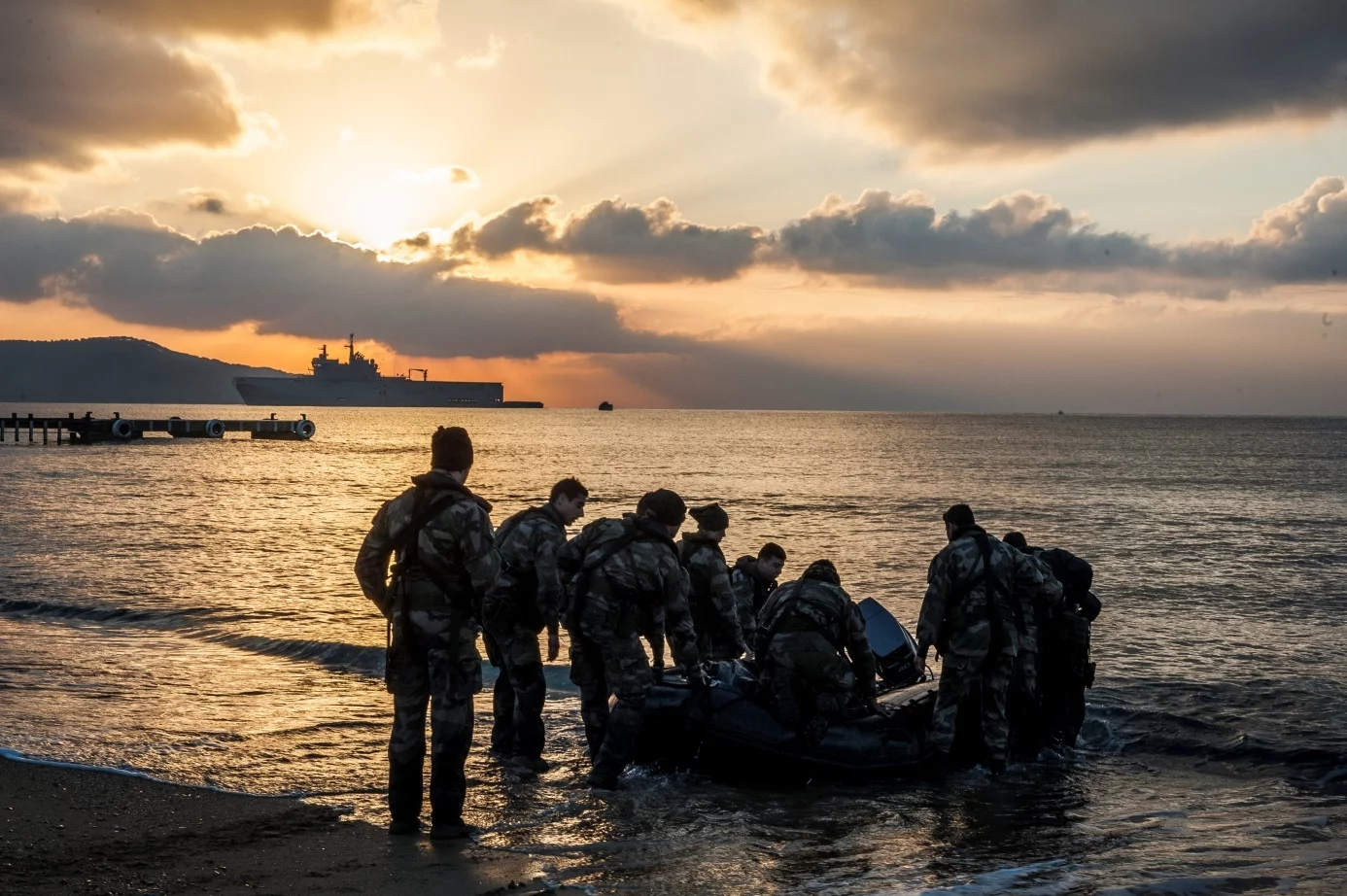 Des fusiliers-marins en entraînement amphibie avec le BPC Mistral
