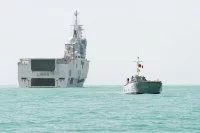 Le porte-hélicoptères Dixmude et un chaland transport de matériel