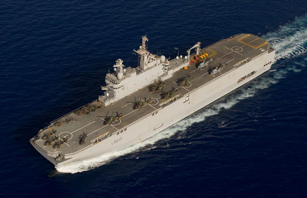 15 hélicoptères sur le pont d’envol du BPC Mistral 
