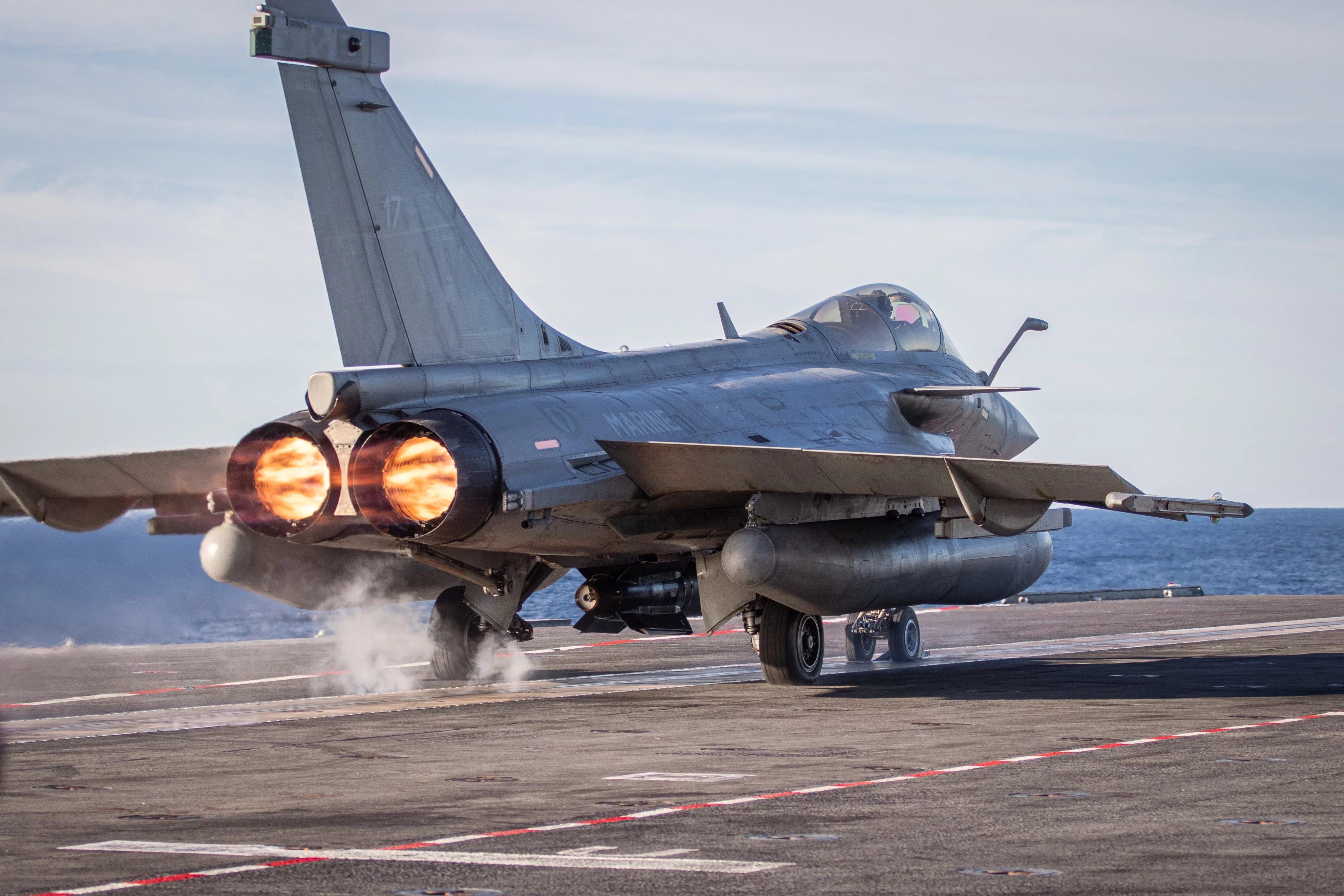 Catapultage d’un Rafale Marine armé d’une AASM 1000 kg