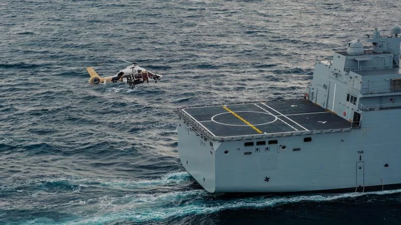 Le prototype de l’hélicoptère Guépard H160M se présente à proximité du Jacques Stosskopf