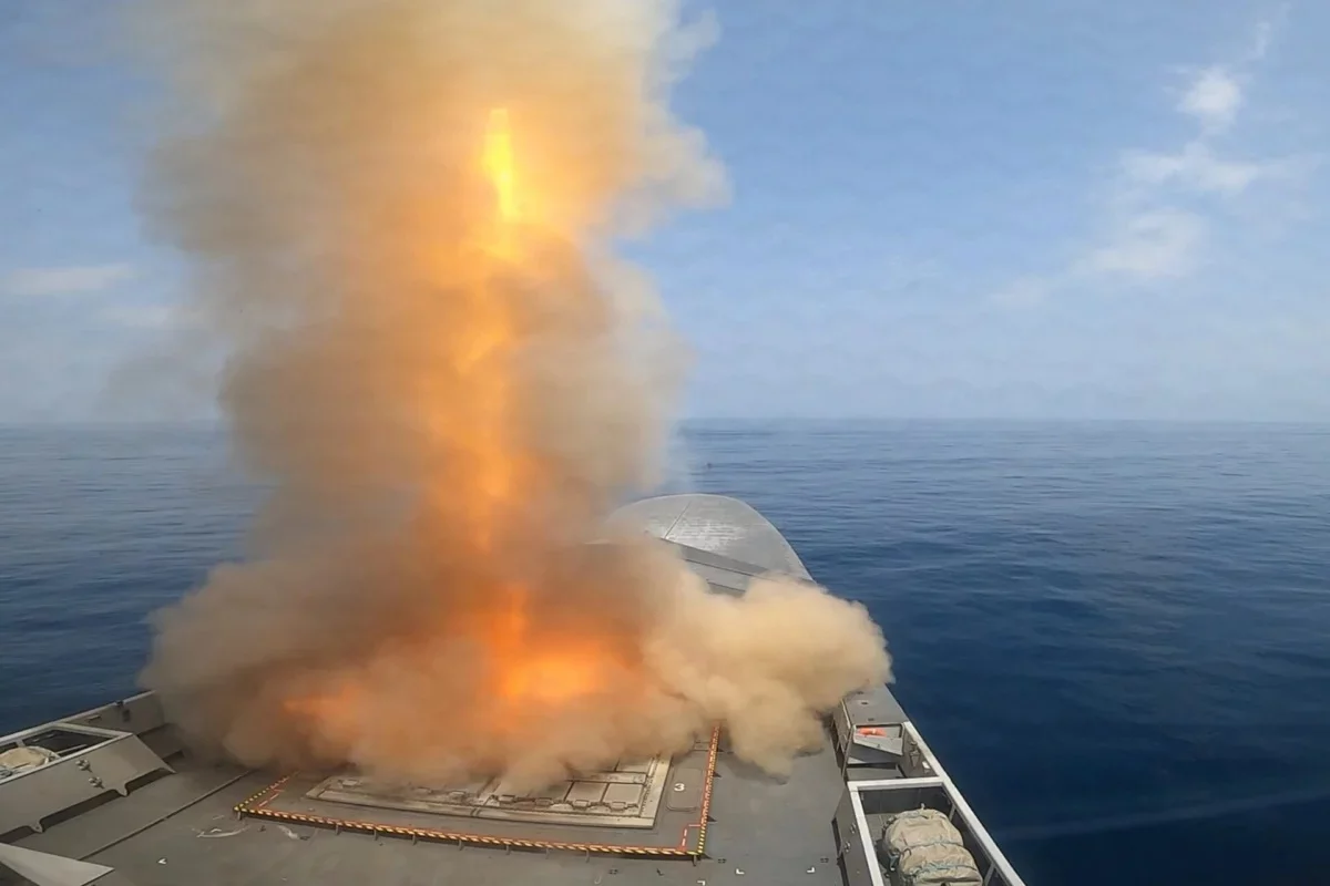Une frégate FREMM de la Marine nationale tire un missile sol-air Aster lors de l’interception de trois missiles balistiques lancés depuis le Yémen le 21 mars 2024.