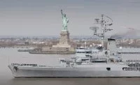La Jeanne passe pour la dernière fois devant la statue de la Liberté