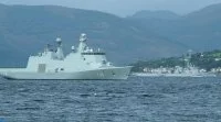 La frégate Danoise Absalon passe devant le Latouche Tréville