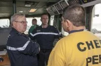 Le chef d'état-major de la marine à bord du porte-avions Charles de Gaulle