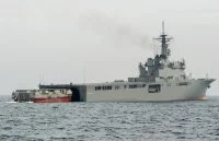 Un EDAR s'approche du porte-hélicoptère japonais Oshumi
