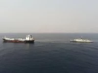 Le patrouilleur Enseigne de vaisseau Jacoubet se ravitaille en haute-mer