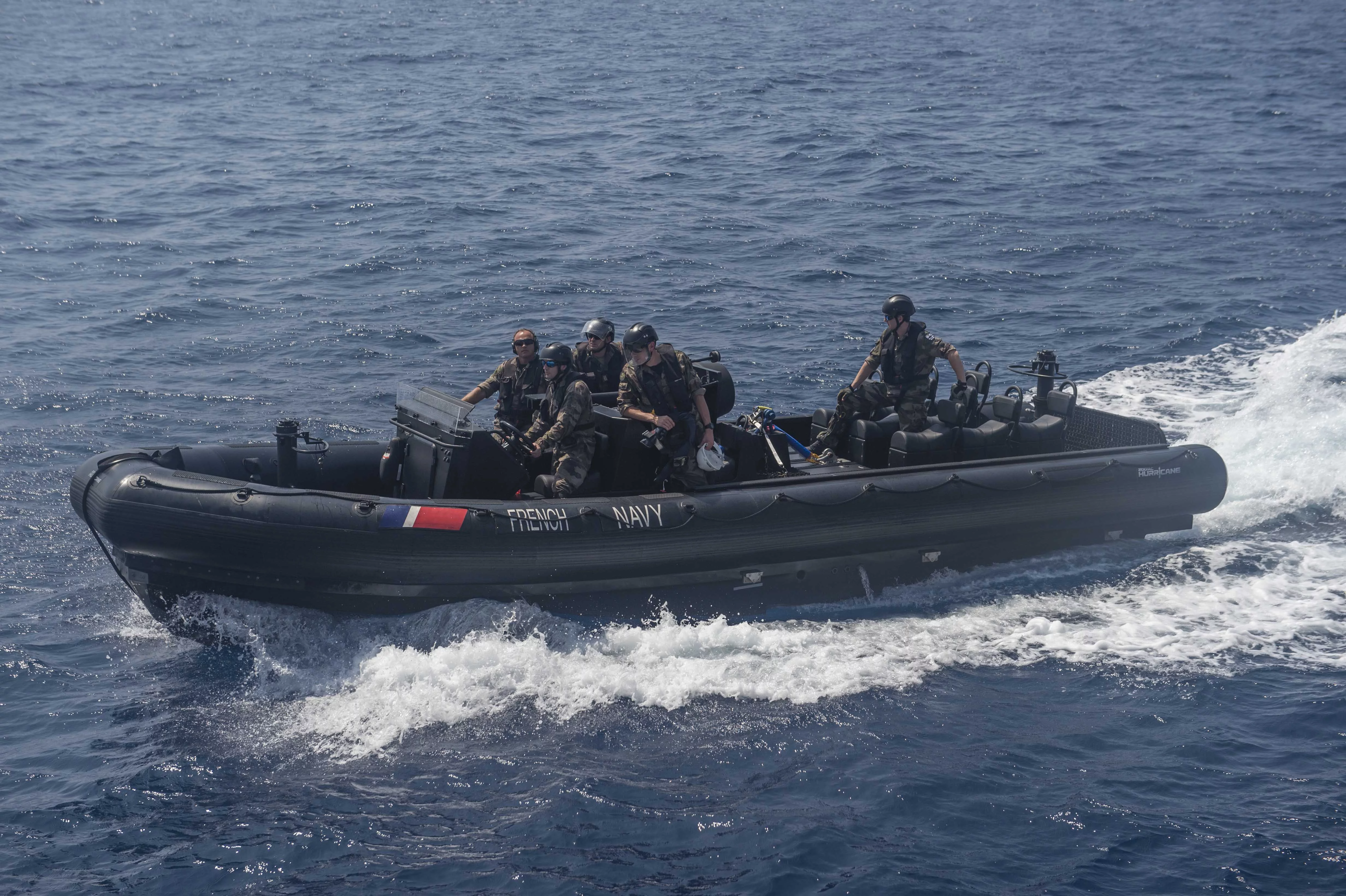 Transfert de personnel entre la frégate Provence et le croiseur USS Antietam