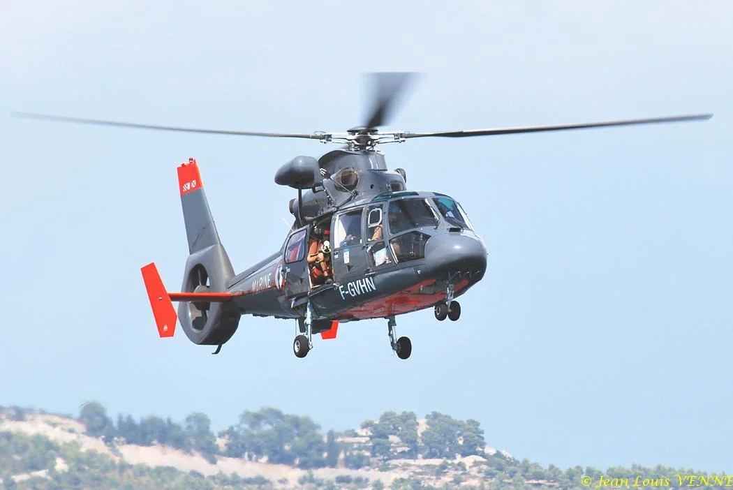 L'hélicoptère Dauphin de service public survole la rade de Bandol