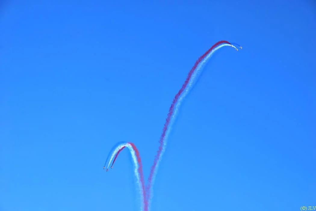 La patrouille de France dessine un coeur dans le ciel