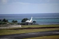 Un avion de surveillance maritime Falcon 50M Triton atterrit sur l'aéroport de Faa’a à Tahiti