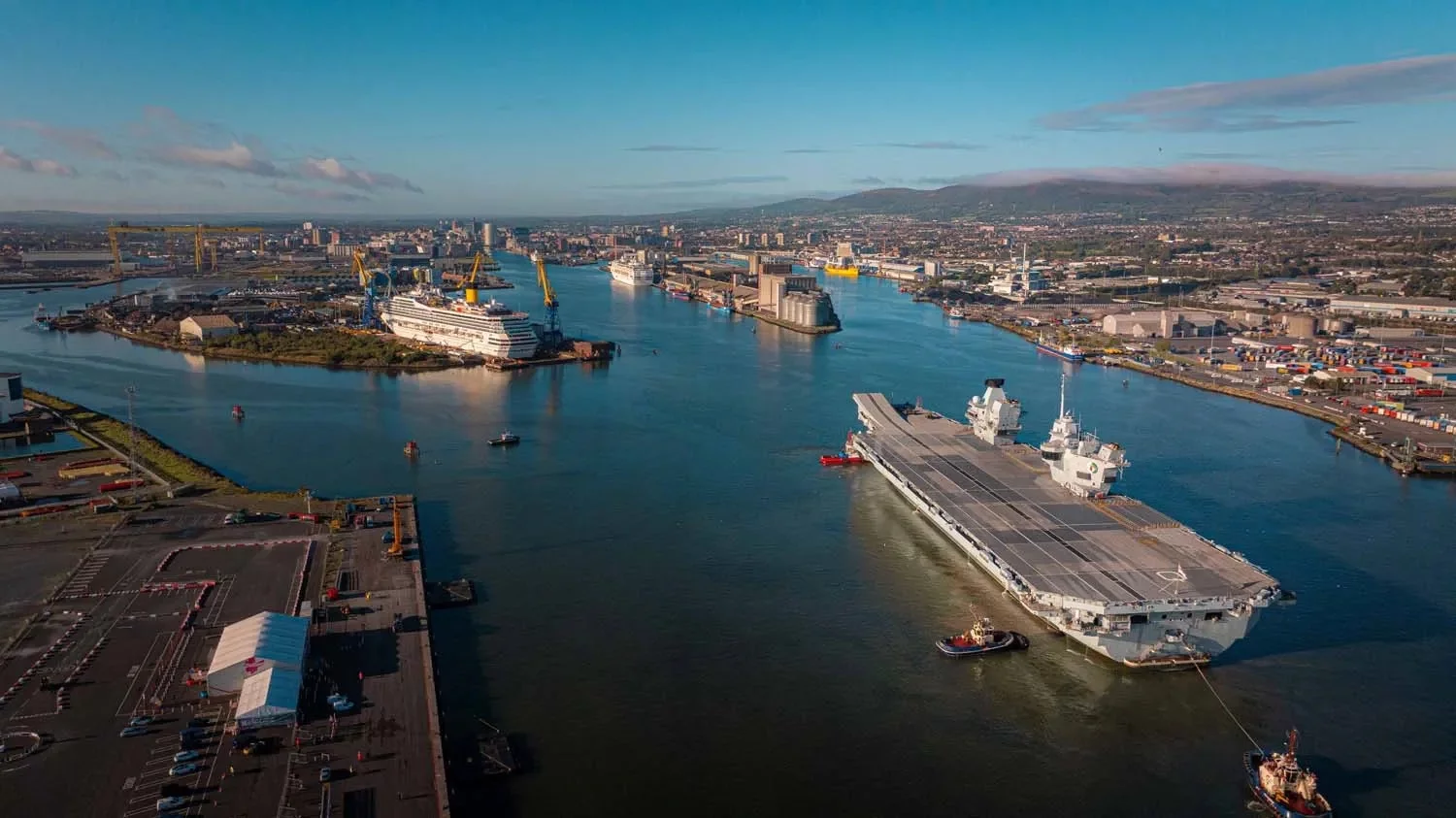 Le porte-avions britannique HMS Queen Elizabeth dans le port de Belfast (Irlande du Nord)