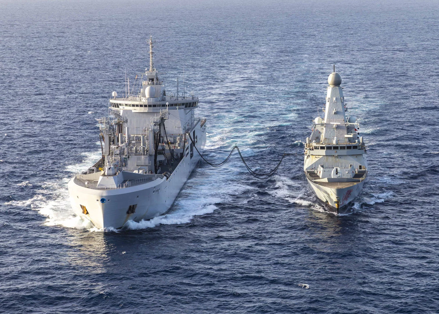 Le destroyer britannique HMS Dragon se ravitaille auprès du bâtiment ravitailleur de forces Jacques Chevallier