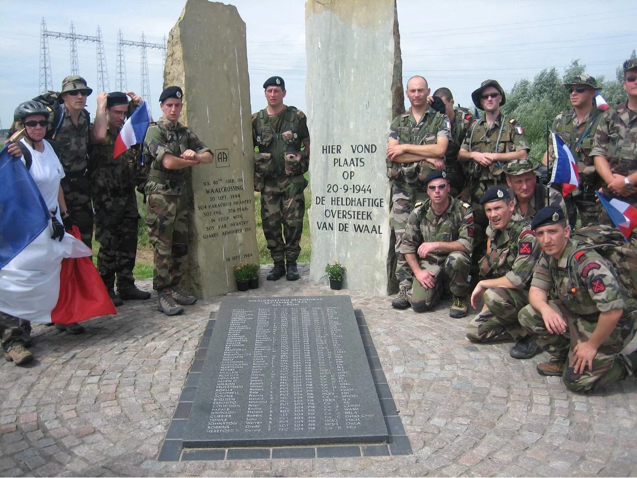 Dépôt d'une gerbe au monument national canadien de Nimègue