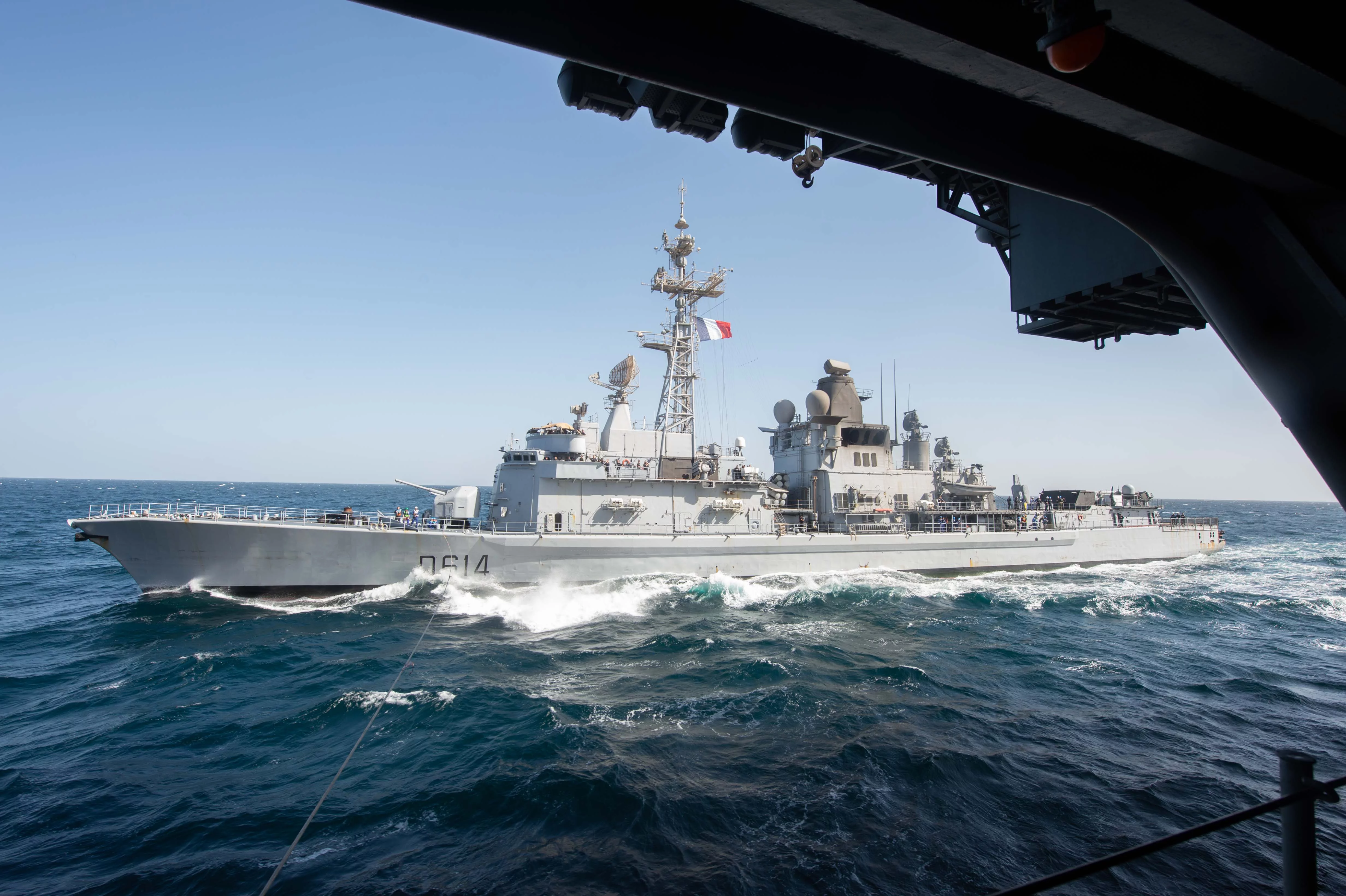 La frégate Cassard, depuis le porte-avions USS John C. Stennis