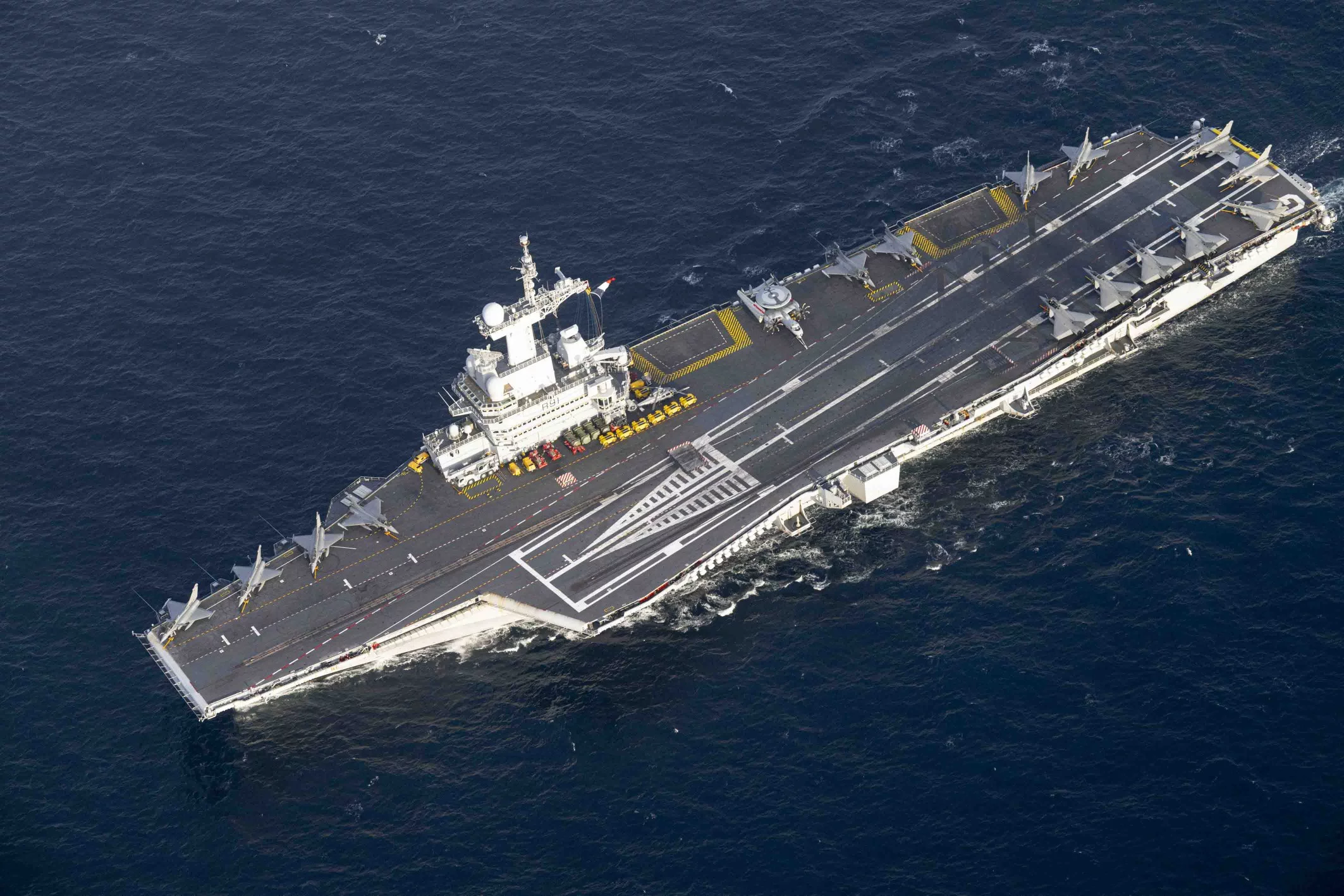Vue aérienne du porte-avions Charles de Gaulle