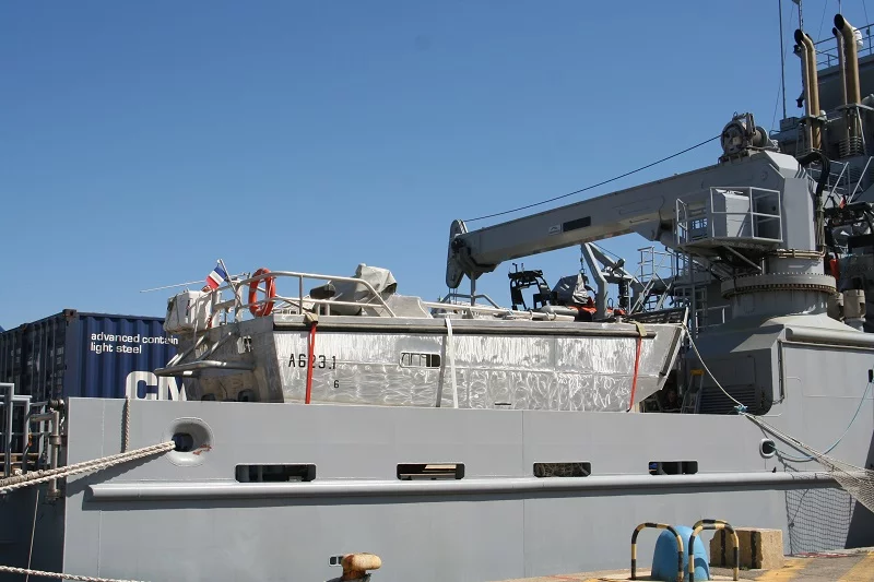 La barge et la grue