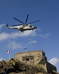 Un Super Frelon a hélitreuillé 3 canons sur le fort du Petit-Bé
