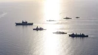 Le porte-avions italien Cavour et son escorte