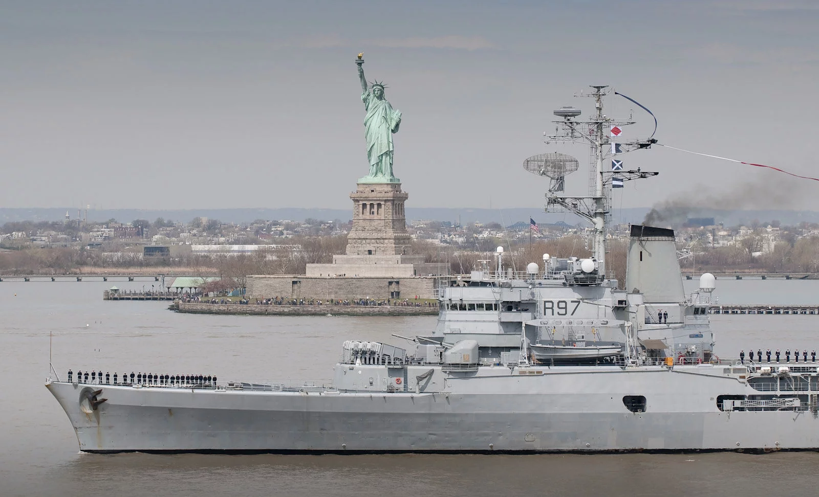 La Jeanne passe pour la dernière fois devant la statue de la Liberté