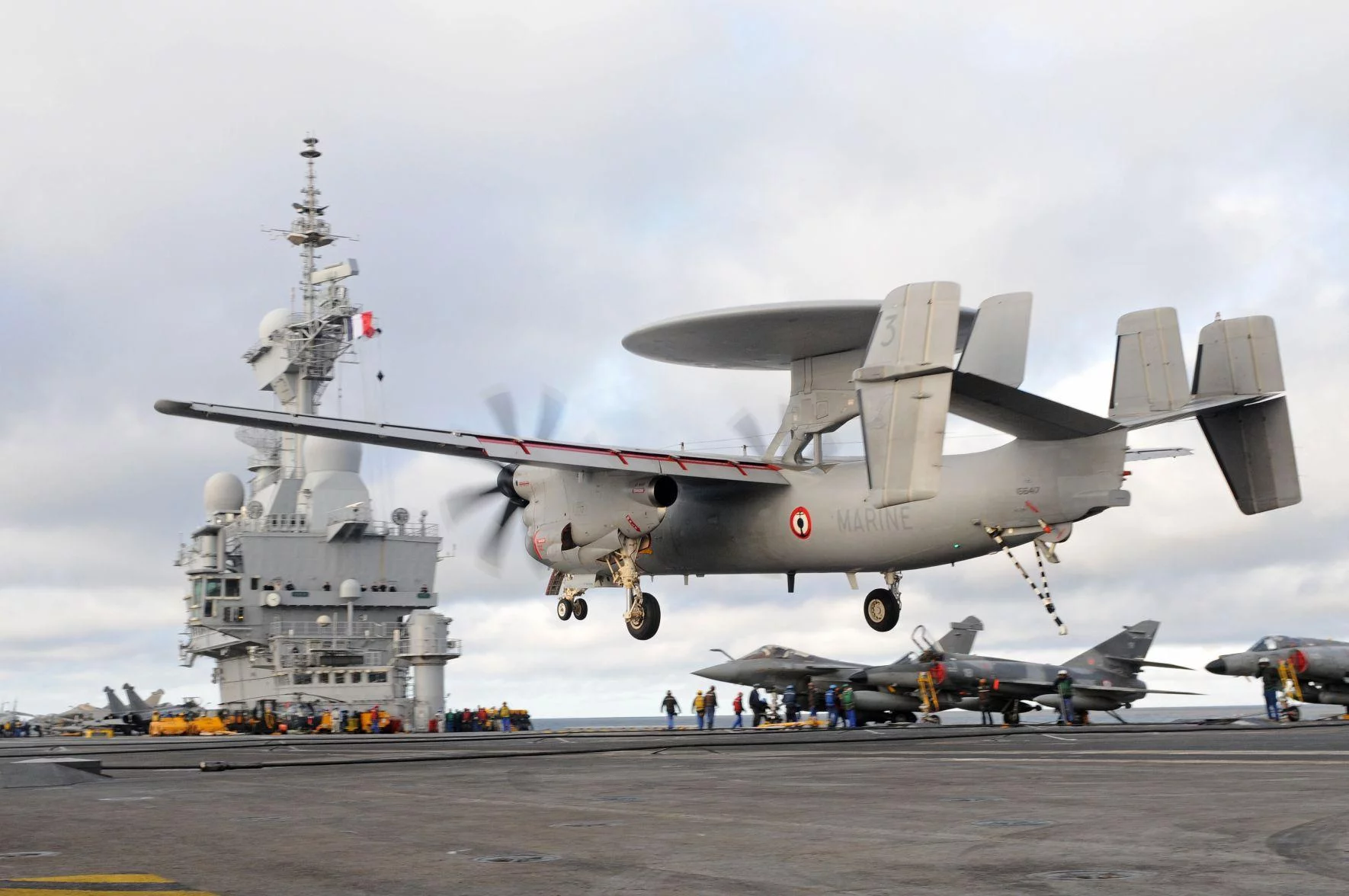 Appontage d'un Hawkeye à bord du PA Charles de Gaulle