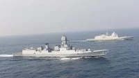 Une frégate française de défense aérienne et la frégate indienne INS Mormugao