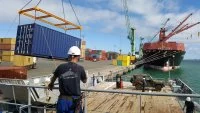 Le D’Entrecasteaux embarque du fret humanitaire