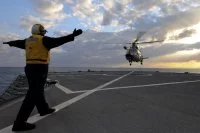 Un hélicoptère Dauphin se pose sur l'USS Mount Whitney