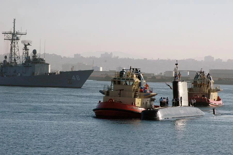 Le sous-marin Chilien Simpson entre dans le port de Point Loma