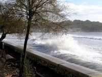 Les vagues se brisent sur le mur de protection