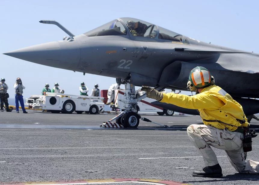 Un directeur de pont d'envol fait décoller un Rafale français depuis le Theodore Roosevelt 