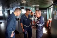Le Capt. Ed Sundberg, commandant de la TF 65, le Cmdr. Corry W. Lougee, commandant de l’USS Paul Ignatius, et le commandant du Languedoc, le capitaine de vaisseau Laurent Saunois