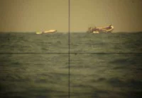 Les camps pirates vus au ras de l’eau ; un sous-marin en action