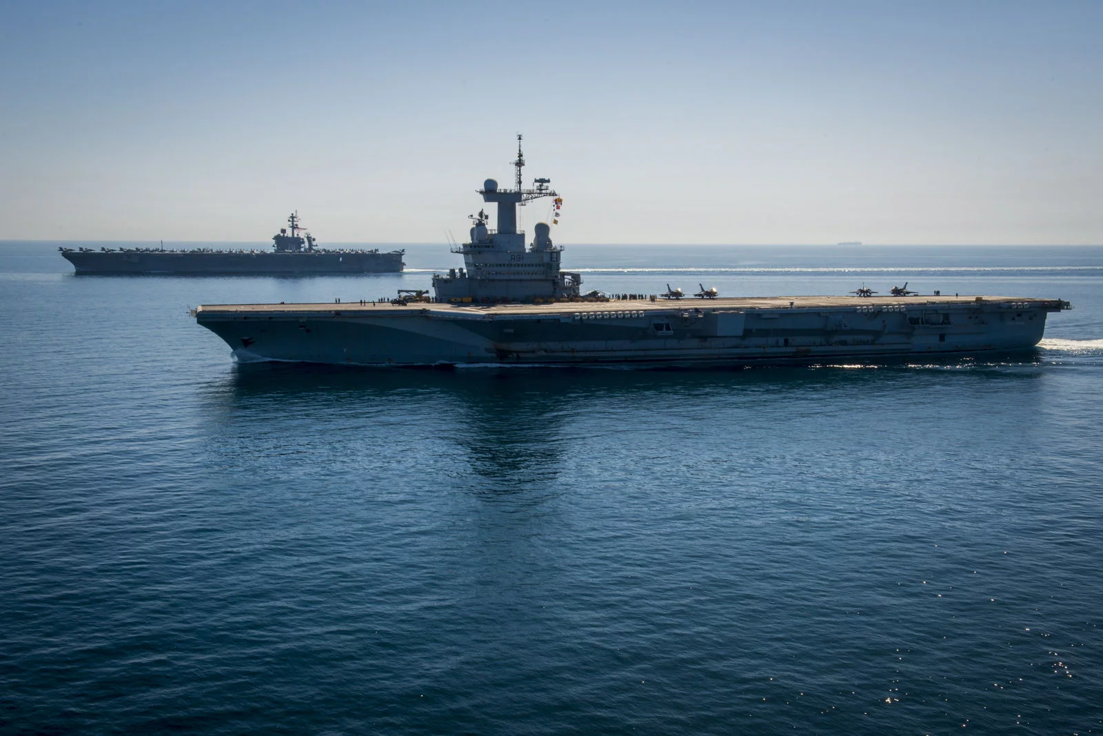 Porte-avions français et américain naviguent côte à côte