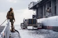 Un EDAR de la flottille amphibie à couple du bâtiment de soutien logistique USS Puller