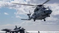 Un hélicoptère Caiman décolle du Charles de Gaulle