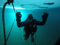 Un plongeur de la CEPHISMER effectue une plongée d’essais dans une eau glaciale