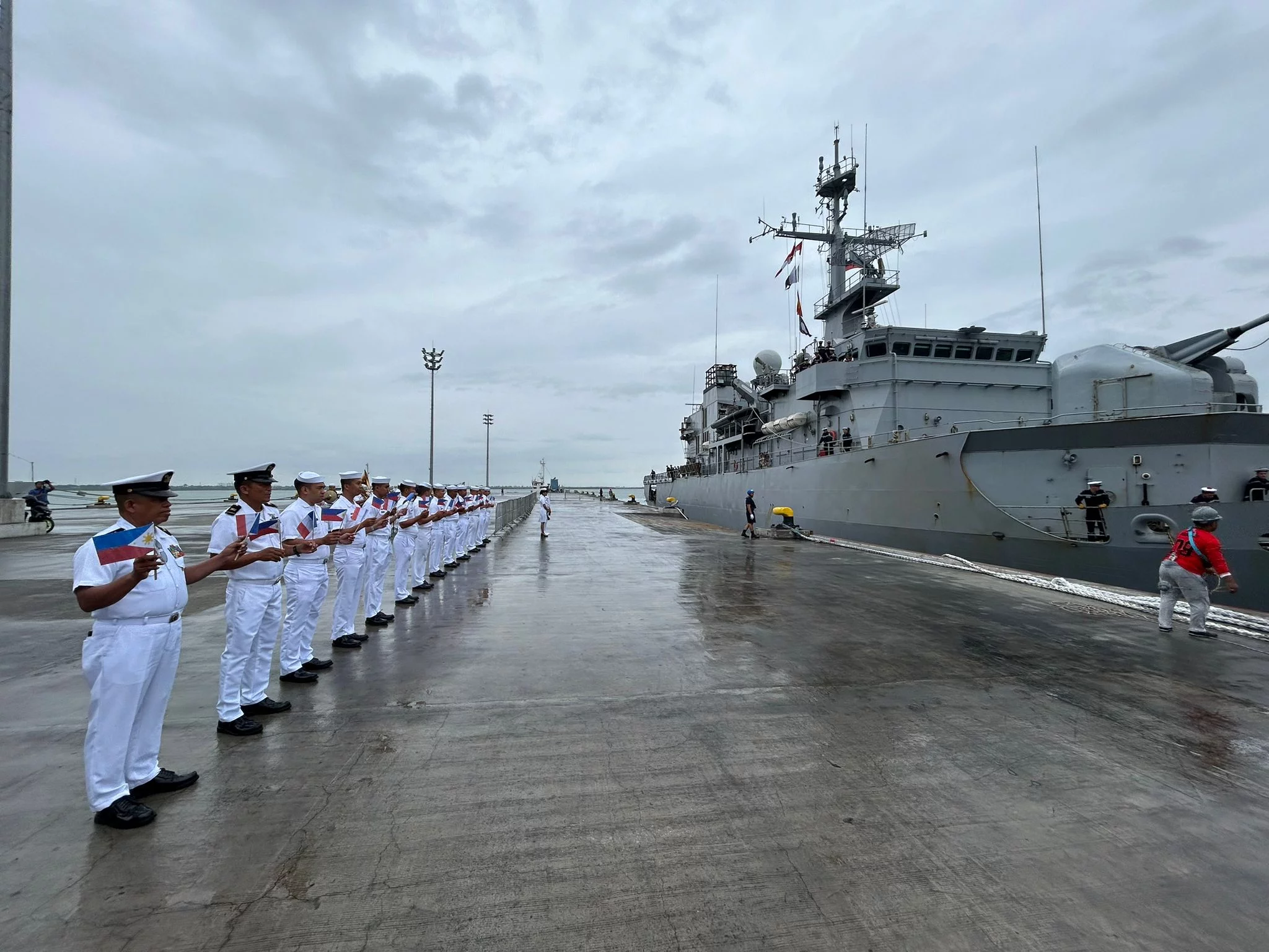 La frégate Prairial accueillie par des marins philippins dans le port de Cebu