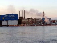De la fumée s'élève au-dessus du chantier naval de Portsmouth