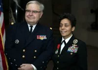 L’amiral Bernard Rogel et l’amiral Michelle Howard, vice-chef des opérations navales américaine