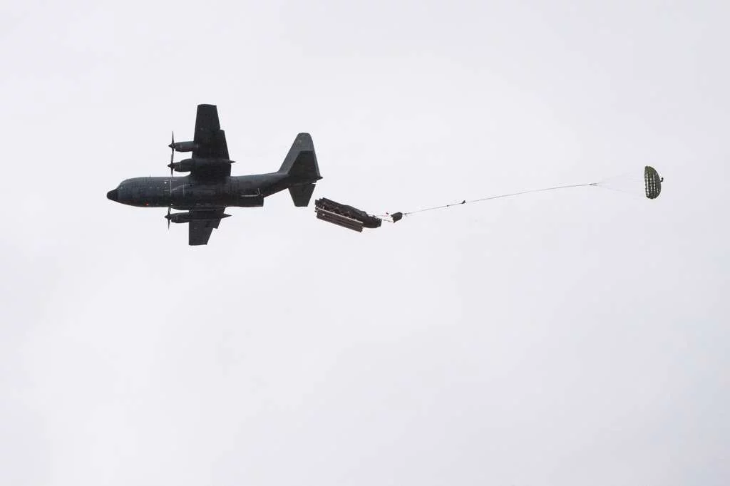 Premier aérolargage d’une embarcation commando ECUME