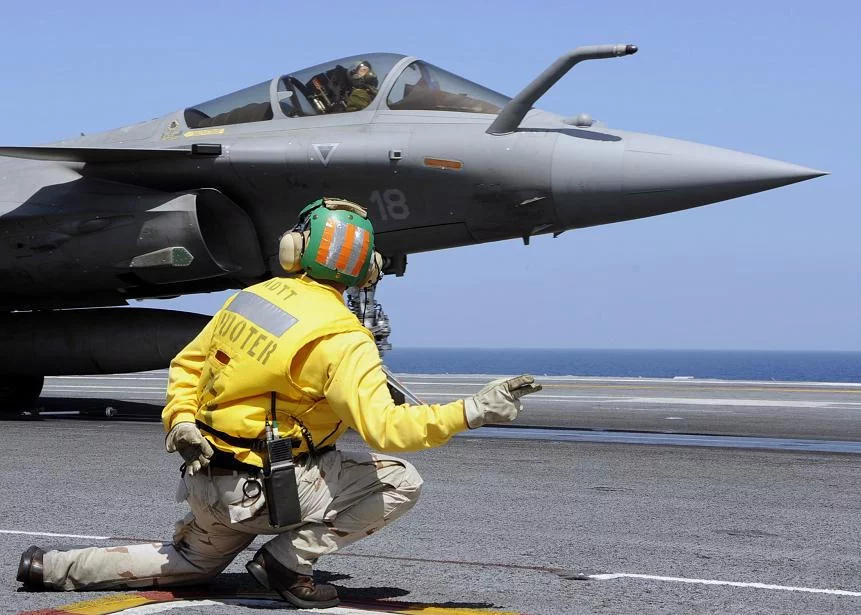 Un Rafale français se prépare à décoller du Theodore Roosevelt
