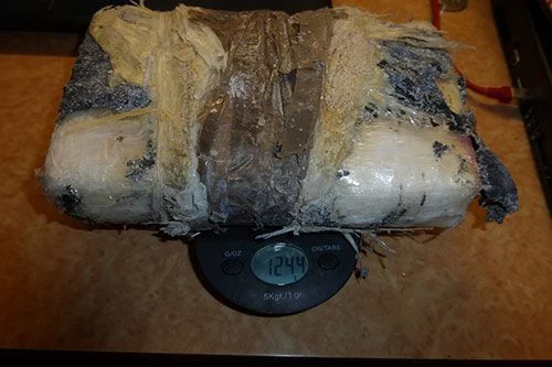 Le Prairial en mission découvre un colis de drogue à Clipperton