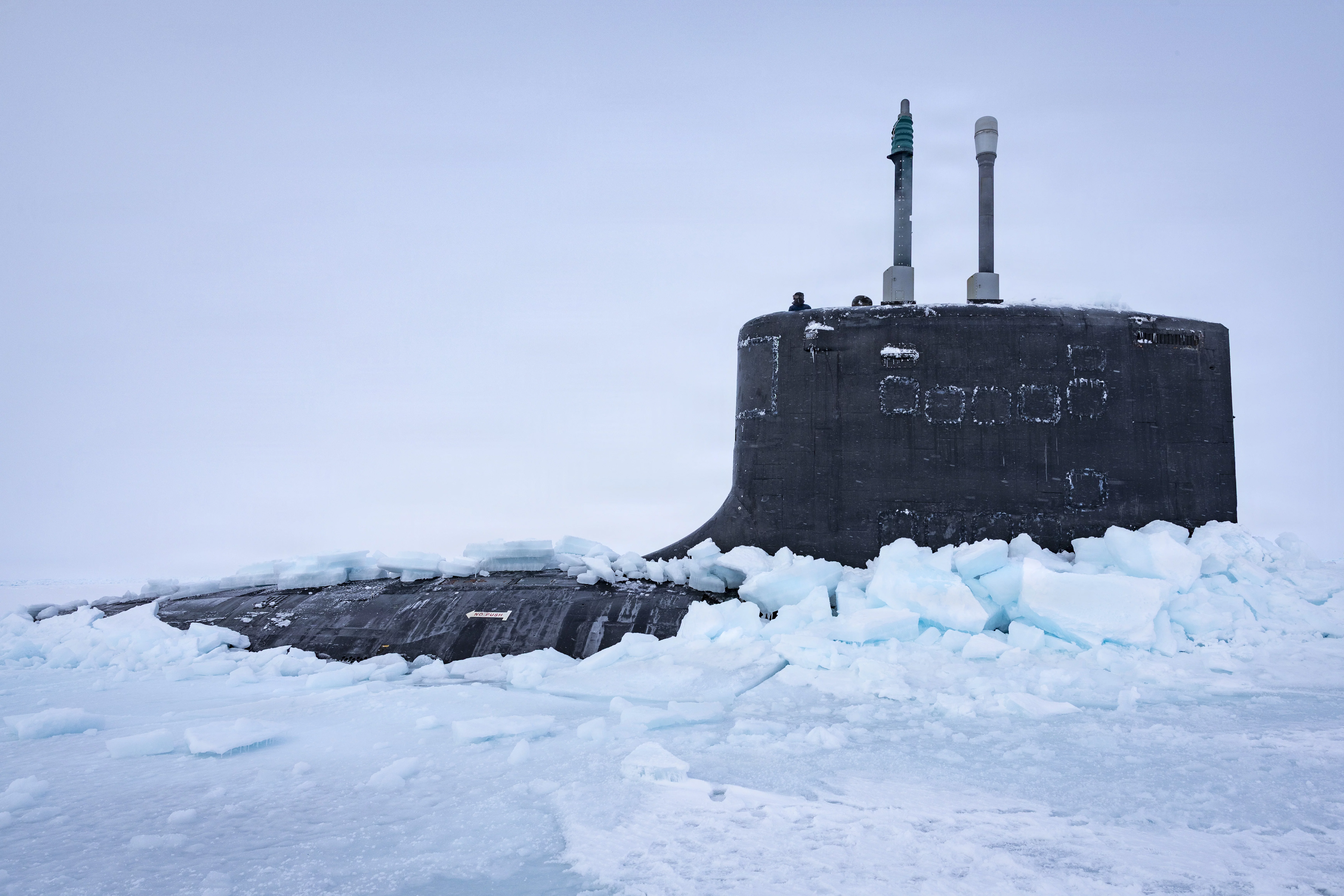 Le sous-marin USS Delaware fait surface au travers de la banquise